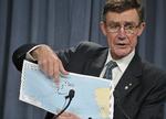Internationalt. Angus Houston, chef for eftersøgningen af MH370, taler på en pressekonference i Perth i Australien. 
