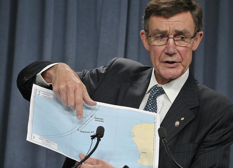Internationalt. Angus Houston, chef for eftersøgningen af MH370, taler på en pressekonference i Perth i Australien. 