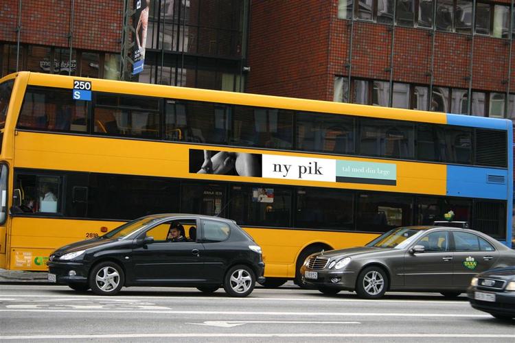 Patter og pik. En aktionsgruppe på Facebook har startet en kampagne for at få pikken ind i det offentlige rum. Her illustreret ved en fotomanipulation af en buskampagne. 