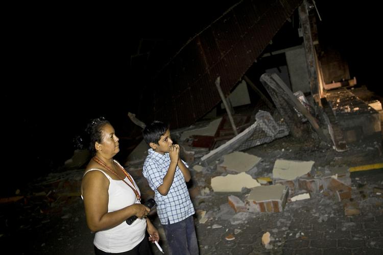 Tetonisk. En familie ser på resterne af deres hus i Nagarote, Nicaragua, efter jordskælv. 