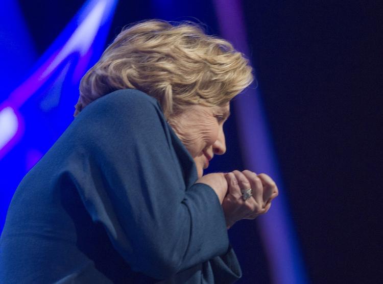 Refleks. Tidligere præsidentfrue og udenrigsminister, Hillary Clinton, dukker sig og undviger skokast under tale i Las Vegas. 