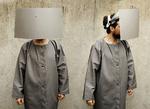 Afskæring. Sådan ser den obligatoriske påklædning ud, hvis man vil besøge Jakob Tækker's udstilling 'Apophenia Cloud Travel Apparatus' på Overgaden. 