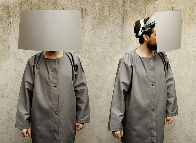Afskæring. Sådan ser den obligatoriske påklædning ud, hvis man vil besøge Jakob Tækker's udstilling 'Apophenia Cloud Travel Apparatus' på Overgaden. 