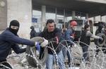 besættere. Pro-russiske aktivister er i gang med at barrikadere sig i Donetsk. 