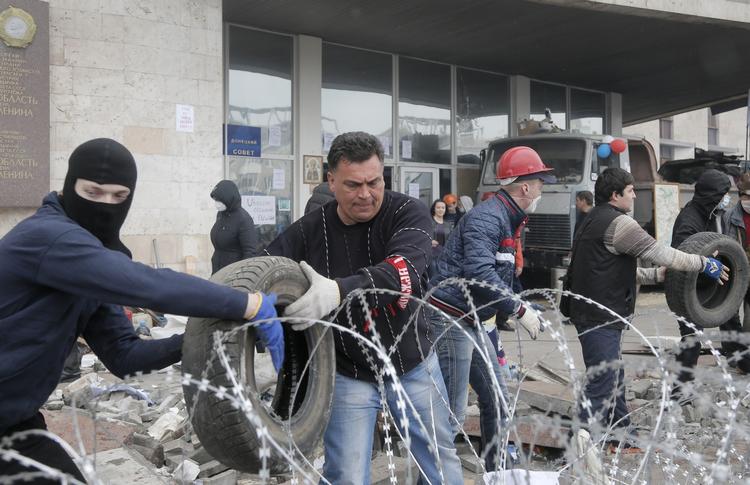 besættere. Pro-russiske aktivister er i gang med at barrikadere sig i Donetsk. 