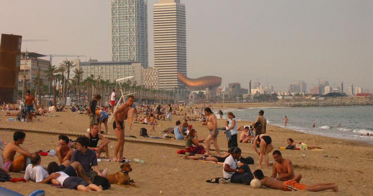 Populær. Barcelona tiltrækker mange, fordi den både opfylder behovet om strand og storby. Men en del danskere kommer hjem med en kedelig oplevelse - at være blevet udsat for tyveri. 