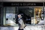 Nedtur. Bang &amp; Olufsen kom i dag med nye regnskabstal. De vidner om et mindre underskud end sidste år, men samtidig meddeler virksomheden, at den overvejer at styrke sit kapitalgrundlag. Efterfølgende er aktiekursen styrtdykket. 