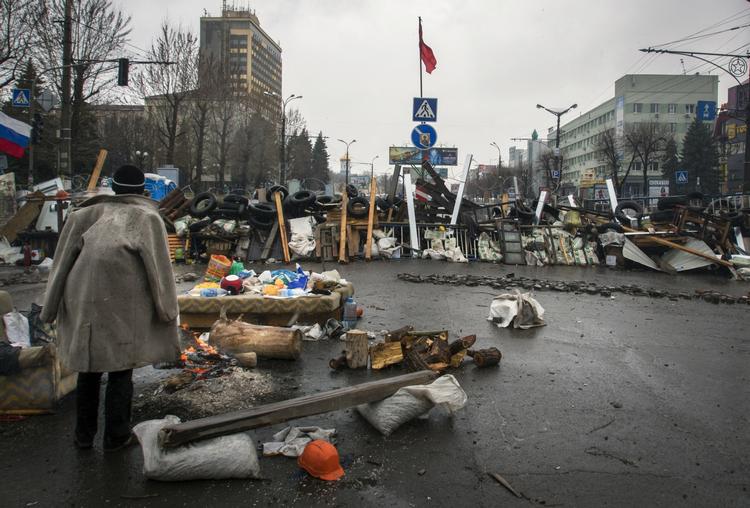 barrikader. Sådan ser der ud i dag foran indgangen til sikkerhedsstyrkernes hovedkontor i Lugansk, der i weekenden blev besat af pro-russiske separatister. 
