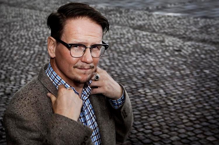 Dans. Sjóns roman kommer så tæt på lyrik, at alt kan læses rundt og rundt. 