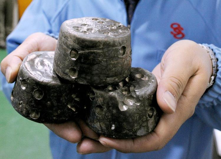 sjældent. En kinesisk arbejder med færdige blokke af sjældne ordarter, som Kina står for 90 procent af produktionen af. 