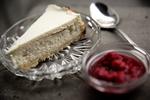 Cheesecake. Slice of San Franciscos specialitet er hjemmebagt Original New York cheesecake med hjemmelavet hindbærsauce. 