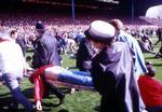 FODBOLDTRAGEDIE. En kvæstet tilskuer bæres ud af Hillsborough Stadion i Sheffield efter katastrofen 15. april 1989. 