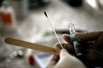 resistente. Personer, der er blevet behandlet med bredspektret antibiotika, har langt større risiko for senere at blive angrebet af bakterier, der er modstandsdygtige over for antibiotika. 