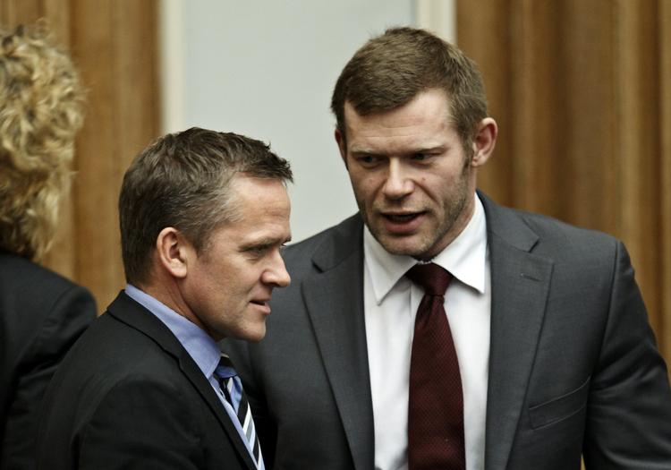 LØNDUMPING. Joachim B. Olsen siger ja tak til at tage med SF's formand Pia Olsen Dyhr ud på en rasteplads i Danmark og snakke med rumænske lastbilchauffører, efter SF-formanden torsdag inviterede ham. 