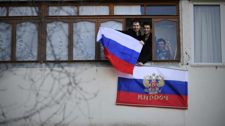 Russiske flag på en bygning i byen Sebastopol på Krimhalvøen. (Arkiv) 