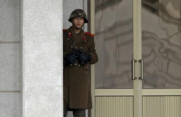 Nabolande. Forholdet mellem Nord- og Sydkorea er særdeles anspændt i øjeblikket. Her en nordkoreansk grænsevagt ved den fælles grænse. 