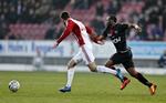 AaB-jagt. Et point adskiller Sylvester Igboun (th) og  Rasmus Jönssons mandskaber i Superligaen. 
