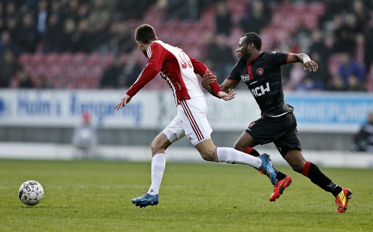 AaB-jagt. Et point adskiller Sylvester Igboun (th) og  Rasmus Jönssons mandskaber i Superligaen. 