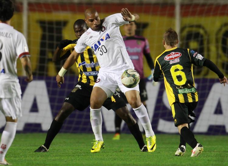 Fri. Adriano (i midten) nåede lige akkurat at score, inden han blev fyret. Målet var blot hans andet de seneste fire år. 