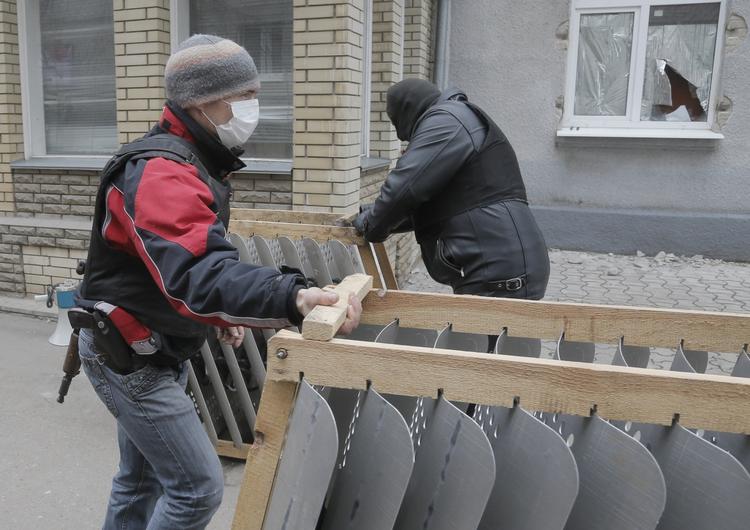 Optrapning. Prorussiske demonstranter har besat politihovedkvarter i den Østukrainske by Slaviansk. 