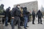 Prorussiske aktivister i Donetsk, da de tidligere i dag besatte chefanklagerens kontor. Siden forlod de igen kontoret, men nu har de besat politistationen. 