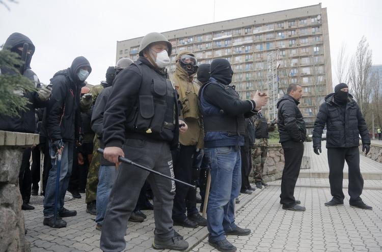 Prorussiske aktivister i Donetsk, da de tidligere i dag besatte chefanklagerens kontor. Siden forlod de igen kontoret, men nu har de besat politistationen. 