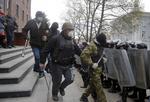 Uro. Prorussiske demonstranter har både stormet bygninger og overtaget våbenlagre i dag i Donetsk. Uropolitiet kunne ikke stille noget op. 