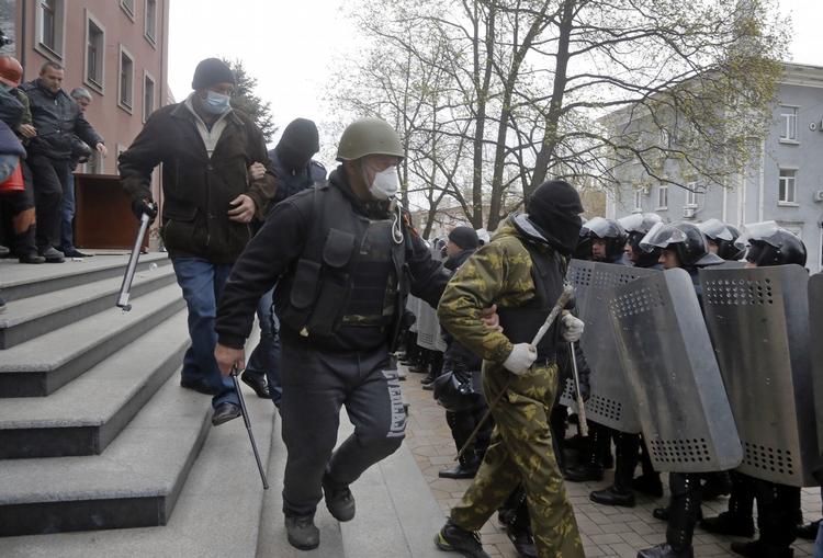 Uro. Prorussiske demonstranter har både stormet bygninger og overtaget våbenlagre i dag i Donetsk. Uropolitiet kunne ikke stille noget op. 
