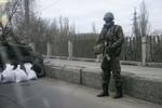 Bevæbnet. En uniformeret, militant separatist bevogter kontrolpost uden for den østukrainske by Slaviansk. 