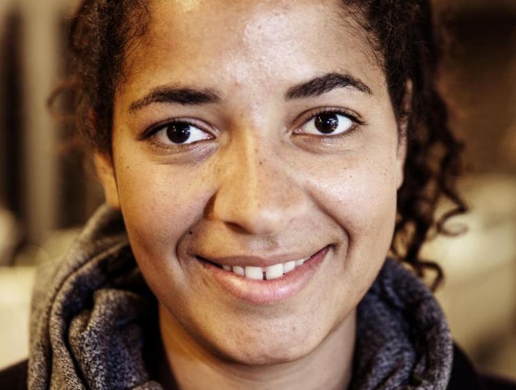 Fairtrade. Chipo Marisa Petersen tænker ikke så meget over om hendes frugt og grøntsager er fløjet eller sejlet til Danmark, men går mere op i arbejdsvilkår. 