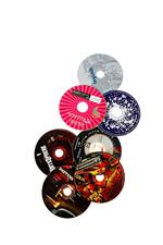 uncool. »I øjeblikket vil folk bare af med deres cd'er«, lyder det fra musikgenbrugsbutikken Accord, der har fire butikker i København. CD'erne bliver solgt videre på såkaldte hollandske udsalg, hvor den kan ende med at koste kun en femmer stykket. 