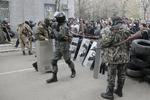 Optrapning. Svært bevæbnede prorussiske demonstranter har blandt andet besat politihovedkvarteret i Slaviansk. 