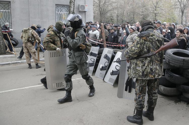 Optrapning. Svært bevæbnede prorussiske demonstranter har blandt andet besat politihovedkvarteret i Slaviansk. 