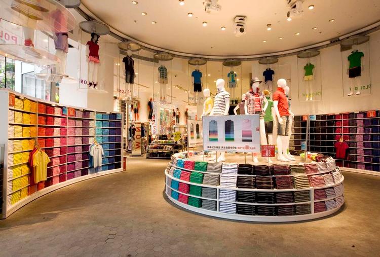 kulør. Den japanske tøjkæde Uniqlo ekspanderer kraftigt og har tøjbutikker i USA, England og ikke mindst Asien, som her i Shanghai. I denne uge åbner Uniqlo en butik i Berlin. 
