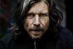 forfatter. Den norske forfatter Karl Ove Knaugård nyder fortsat stor succes. Fornylig vandt han igen et par priser. 