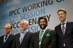 Klimakamp. Fra venste: Næstformand i arbejdsguppen Ottmar Edenhofer,  Jochen Flasbarth topembedsmand i det tyske miljøministerium, IPCC-formand  Rejendra K. Pachauri, og Jochen Schuette, politiske udpeget departentchef i det tyske forskningsministerium, ved præsentationen af FN's Klimapanels rapport i Berling i dag. 