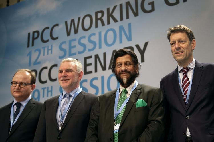 Klimakamp. Fra venste: Næstformand i arbejdsguppen Ottmar Edenhofer,  Jochen Flasbarth topembedsmand i det tyske miljøministerium, IPCC-formand  Rejendra K. Pachauri, og Jochen Schuette, politiske udpeget departentchef i det tyske forskningsministerium, ved præsentationen af FN's Klimapanels rapport i Berling i dag. 