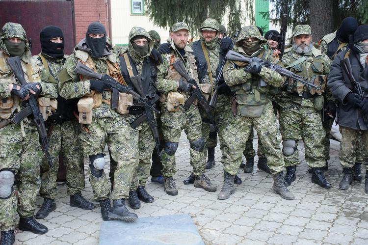 Løsrivelse. Bevæbnede prorussiske separatister stillede op til fotografering i den østukrainske by Slavjansk efter deres besættelse af byens politistation lørdag. 