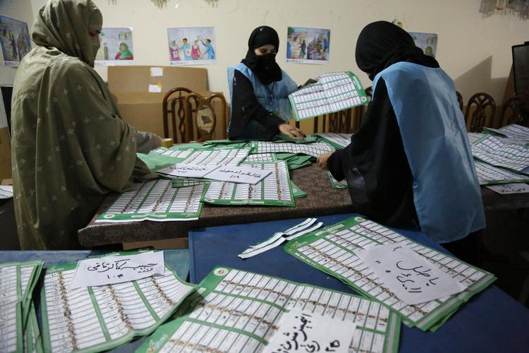 Demokrati. Selv om det kun er ti procent af stemmerne, der er talt op, ser to af forhåndsfavoritterne, Ashraf Ghani og Abdullah Abdullah, ud til at være stukket af fra de øvrige præsidentkandidater. 