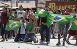 Internationalt. Demonstranter i byen Fortaleza under Confederations Cup sidste år protesterer for, at VM-pengene i stedet burde være gået til bedre hospitaler, skoler og transport . 