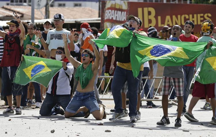 Internationalt. Demonstranter i byen Fortaleza under Confederations Cup sidste år protesterer for, at VM-pengene i stedet burde være gået til bedre hospitaler, skoler og transport . 