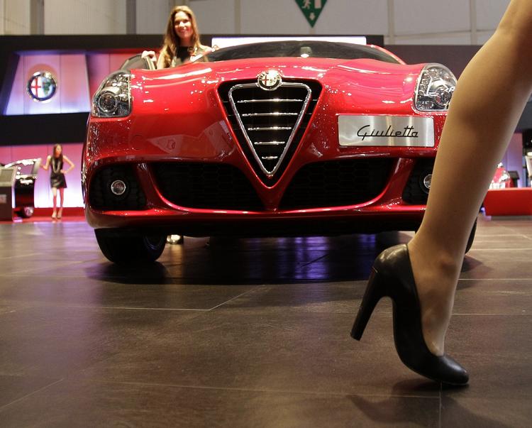 Udsalg. Den italienske regeringschef sætter skatten ned og sætter 151 ministerbiler, blandt andet Maseratier og Alfa Romeoer, til salg på eBay. 