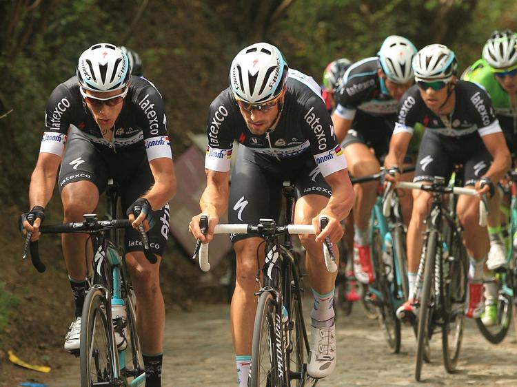 Klassikere. Niki Terpstra (til venstre) overtog hovedrollen fra holdkammerat Tom Boonen (til højre) i dag i Paris-Roubaix. Billedet er dog fra sidste weekends Flandren Rundt. 