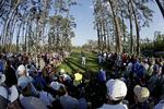 Golf. Bubba Watson slår ud fra 17. hul på Augustabanen. Færre følger turneringen via tv i år. 