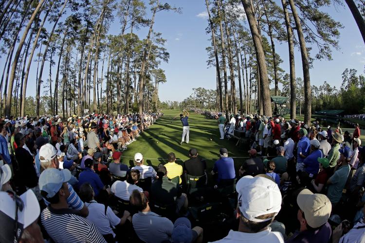Golf. Bubba Watson slår ud fra 17. hul på Augustabanen. Færre følger turneringen via tv i år. 