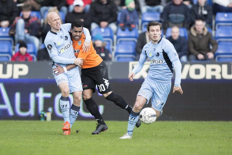 AFSTAND. En sikker 3-1-sejr til blåklædte Randers FC gav lidt luft til nedrykningsstregen. 