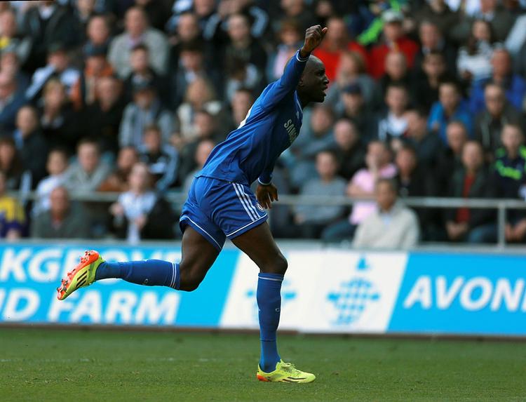 0-1. Midt i anden halvleg lykkedes det endelig Chelsea at nedkæmpe Swanseas ti spillere takket være Demba Ba. 