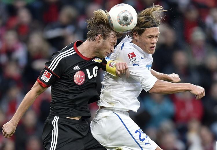 MÅLSCORER. Efter et hjørnespark fik Jannik Vestergaard (th.) sparket i mål på en ripost. 