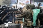 Protest. En prorussisk militant varmer sig, mens han holder udkig på den belejrede politistation i Slavjansk. 