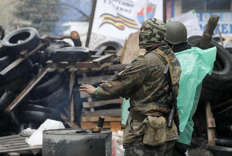 Protest. En prorussisk militant varmer sig, mens han holder udkig på den belejrede politistation i Slavjansk. 